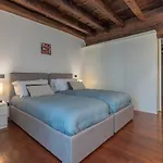 Guesthost - Exclusive Duplex In The Center X9!