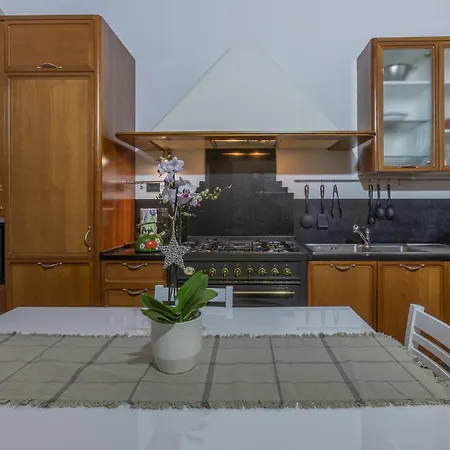 Guesthost - Exclusive Duplex In The Center X9! Ferrara