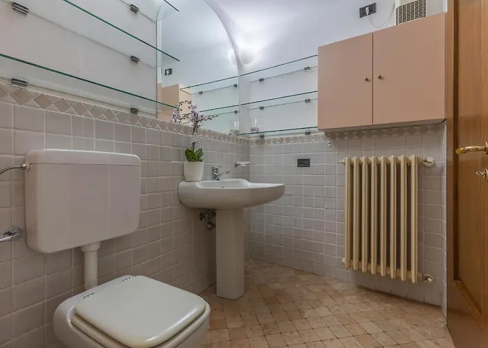 Guesthost - Exclusive Duplex In The Center X9!