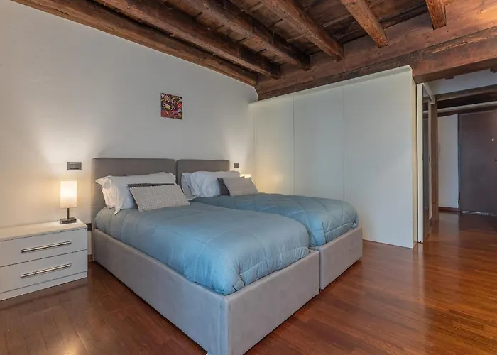 Guesthost - Exclusive Duplex In The Center X9!