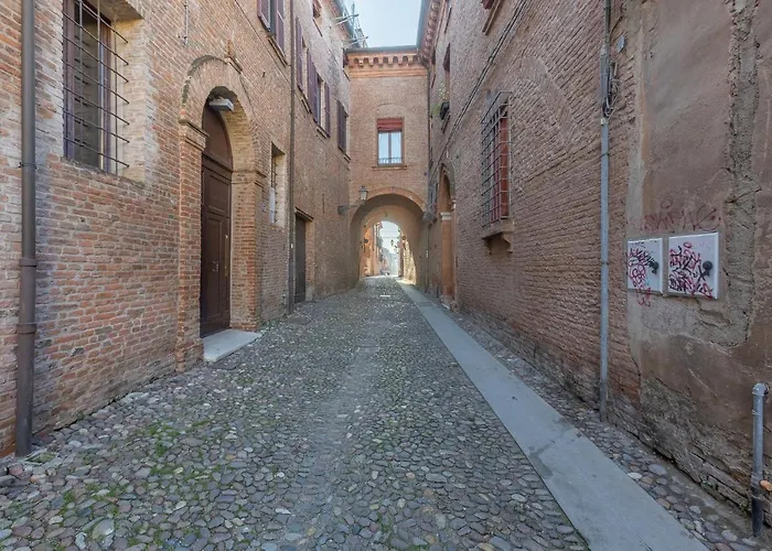 Guesthost - Exclusive Duplex In The Center X9!