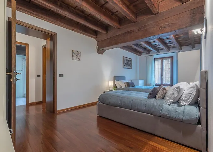 Guesthost - Exclusive Duplex In The Center X9! アパート フェラーラ