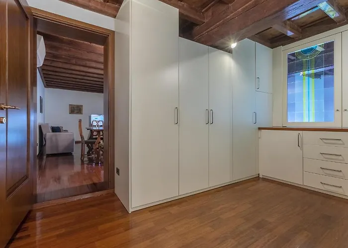 Guesthost - Exclusive Duplex In The Center X9! *