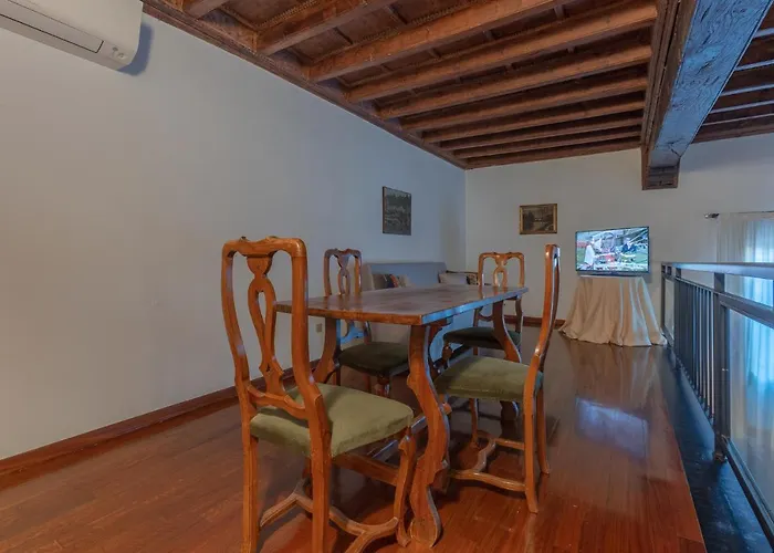 Guesthost - Exclusive Duplex In The Center X9!