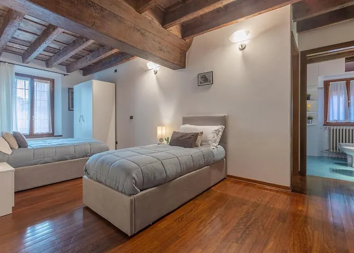 Guesthost - Exclusive Duplex In The Center X9! * フェラーラ